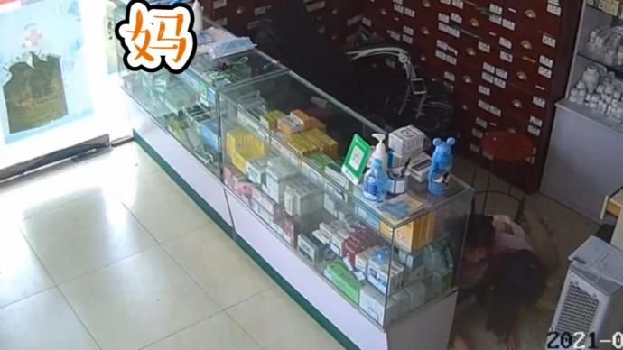 媽媽踩凳子摔倒，6歲女兒立刻抱住安慰