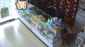 媽媽踩凳子摔倒，6歲女兒立刻抱住安慰