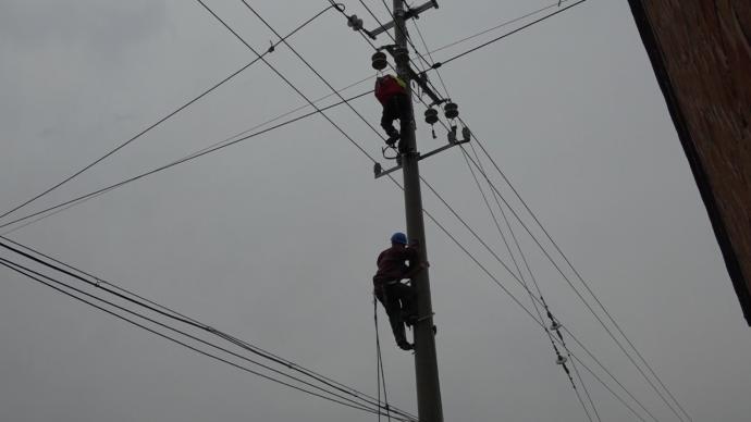 雷暴击断高压电线，供电员工冒雨抢修