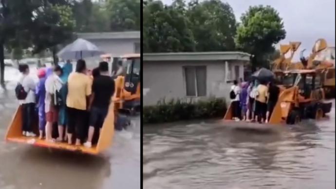 道路积水，机械经销商开铲车送市民回家