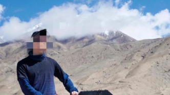 旅游博主在戍边英雄墓碑前摆pose，新疆检察介入