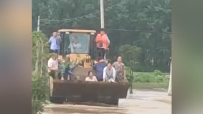 民警借来铲车“乘风破浪”转移群众