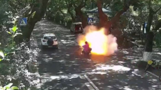 杭州一电动车骑行中突然燃起大火球，一对父女被严重烧伤