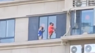 揪心！广西柳州：两儿童28楼窗外玩耍时被困，幸发现救回