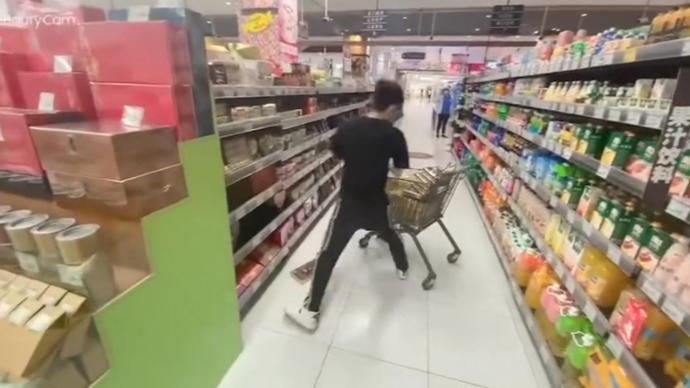 公司奖励员工超市抢购一分钟，有人装了一购物车榴莲