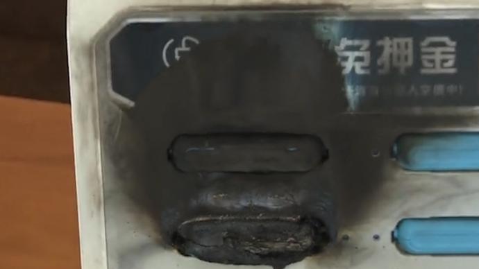 收銀臺(tái)共享充電寶突然起火，客服回應(yīng)已進(jìn)行登記反饋