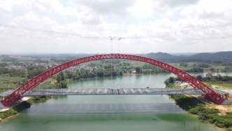 在建“世界最大跨径公路钢管混凝土提篮拱桥”桥面格子梁合龙