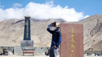 旅游博主在戍边英雄墓碑前摆拍，中纪委官网：英烈不容亵渎
