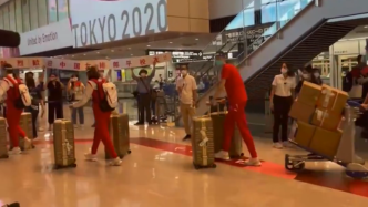 征战奥运，中国女排抵达东京成田机场