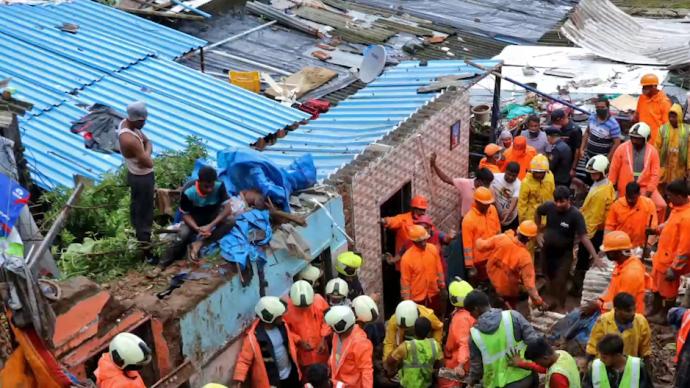 印度孟买持续遭遇暴雨，已致至少21人遇难