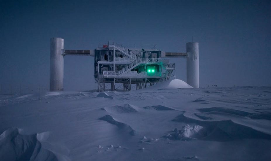 南极“冰立方”中微子天文台