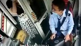 女孩被偷拍裙底径直求助，公交司机用身体挡门拦住男子