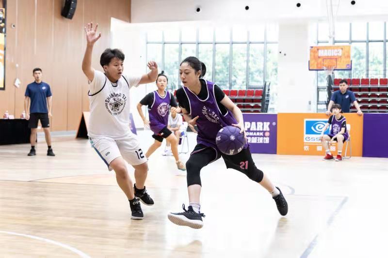 刘雨茜（右）是上海男篮教练刘鹏的女儿。