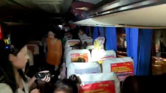 郑州一载有30多个孩子的大巴车被困有人发烧，消防紧急救援