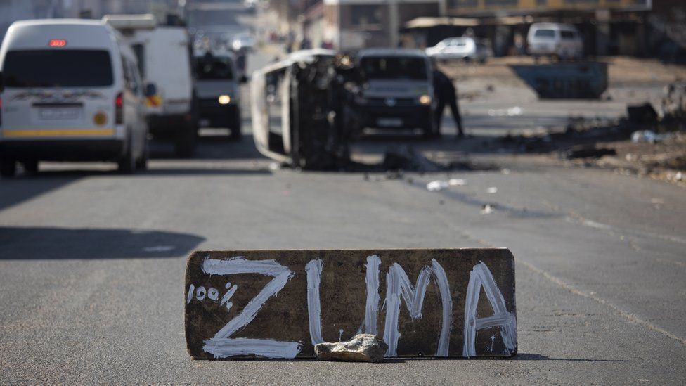 男女老少齐上阵抢东西，引爆南非骚乱的愤怒真是因祖马而起？