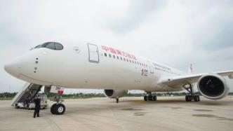 东航在天津接收一架A350飞机，机身上喷涂了这样一行英文
