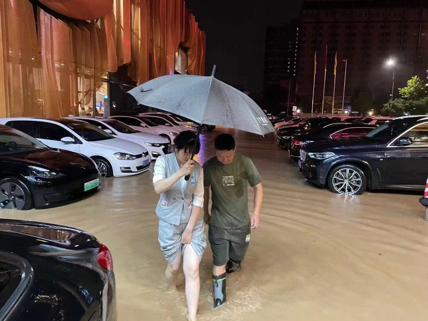 华住酒店旗下某全季酒店员工冒雨接顾客前往酒店。