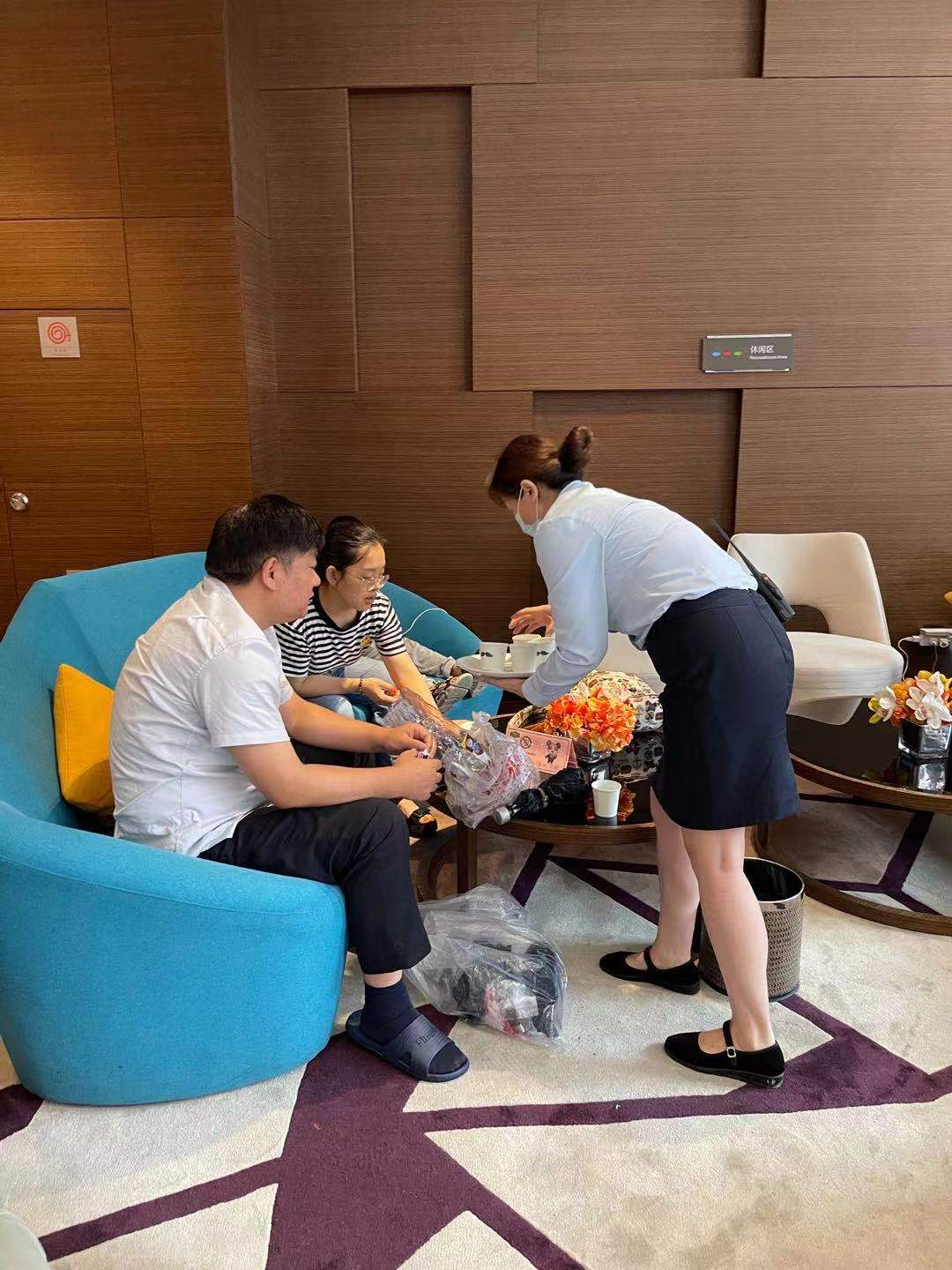 锦江酒店（中国区）旗下某酒店员工为滞留旅客提供免费茶水。