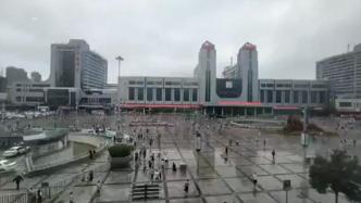 郑州火车站积水慢慢消退，有游客滞留广场等待行程消息