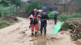 河南巩义：被困窑洞内2人获救，屋内水位漫过胸部