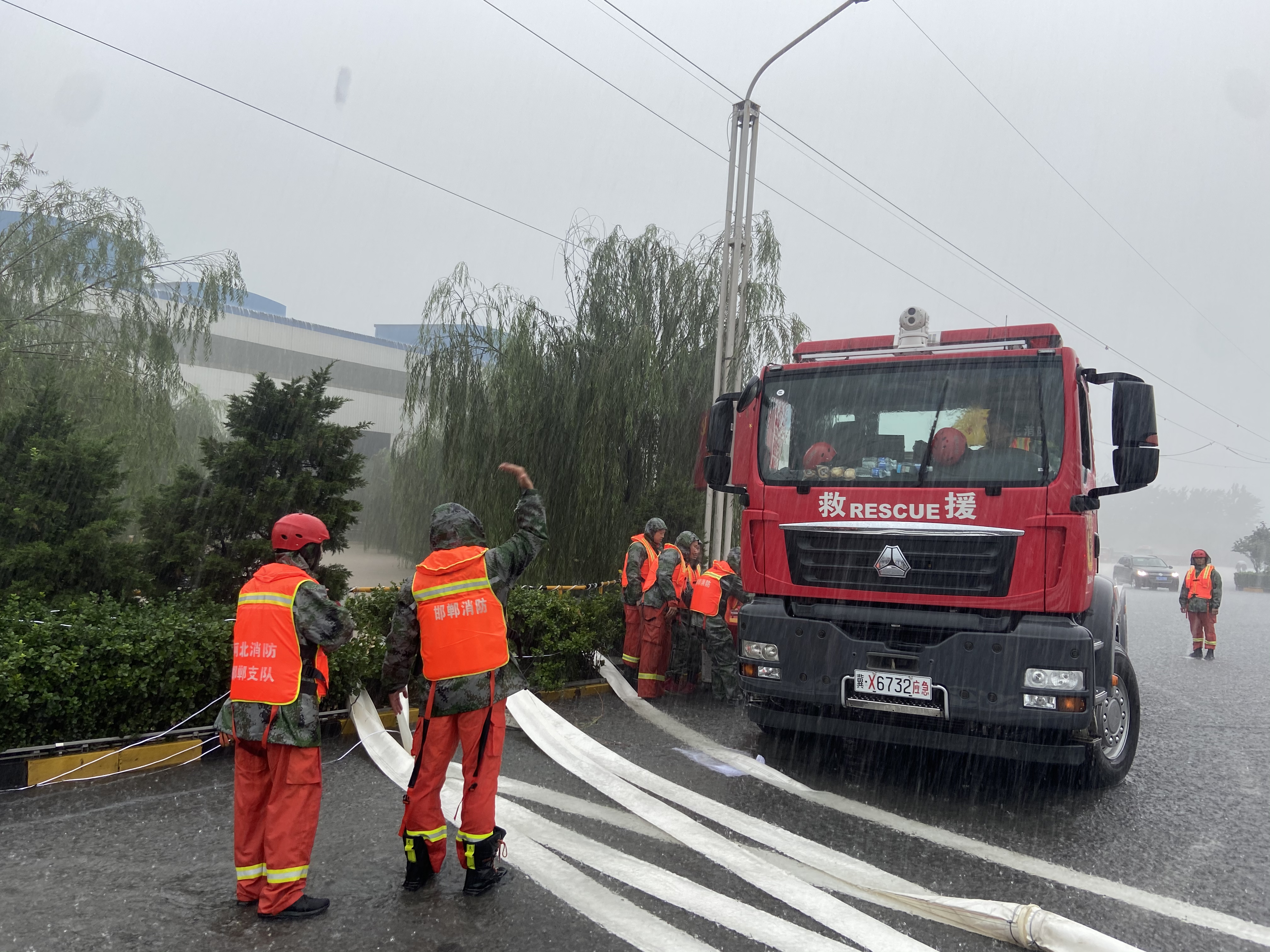 河南暴雨救援丨河北消防已抵达河南汤阴正处置当地险情