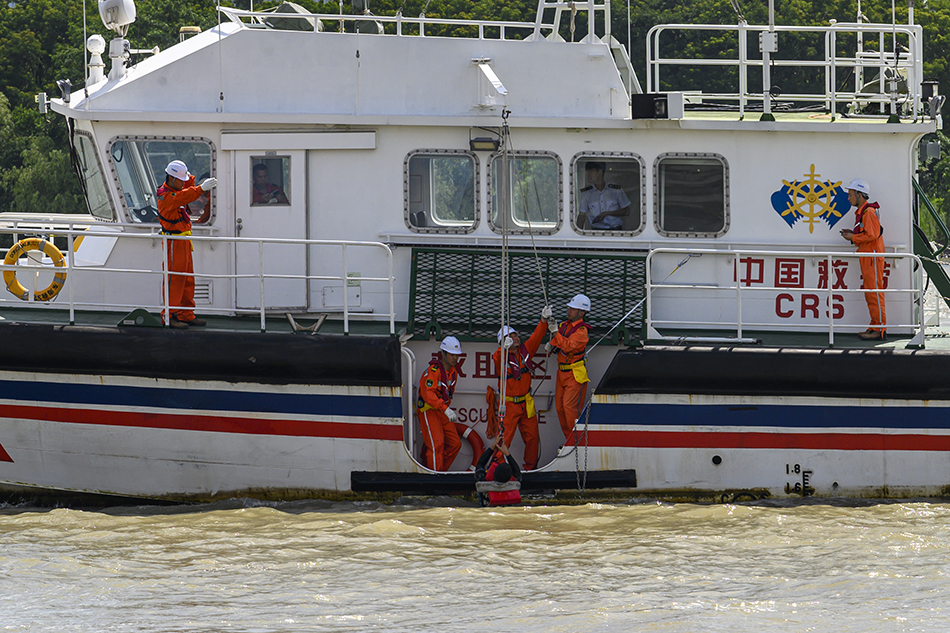 2021年7月21日，上海市徐汇滨江，救援船救起落水人员。.jpg