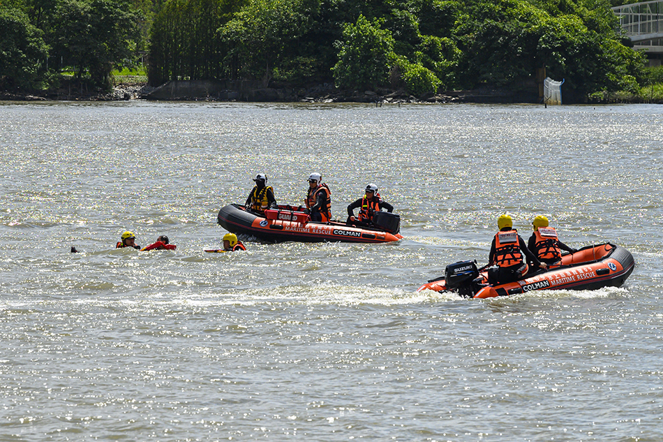 2021年7月21日，上海市徐汇滨江，救援人员营救落水人员。.jpg