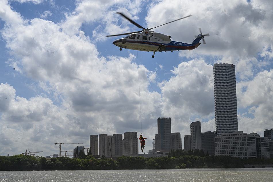2021年7月21日，上海市徐汇滨江，救援直升机救援落水人员。.jpg
