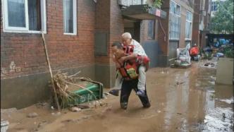 洛阳民间救援队连夜驰援巩义：救出数百人，背出98岁老人
