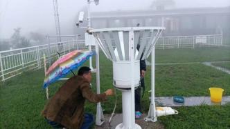 暴雨致嵩山气象站断电，气象人员挑120升汽油上山保障观测