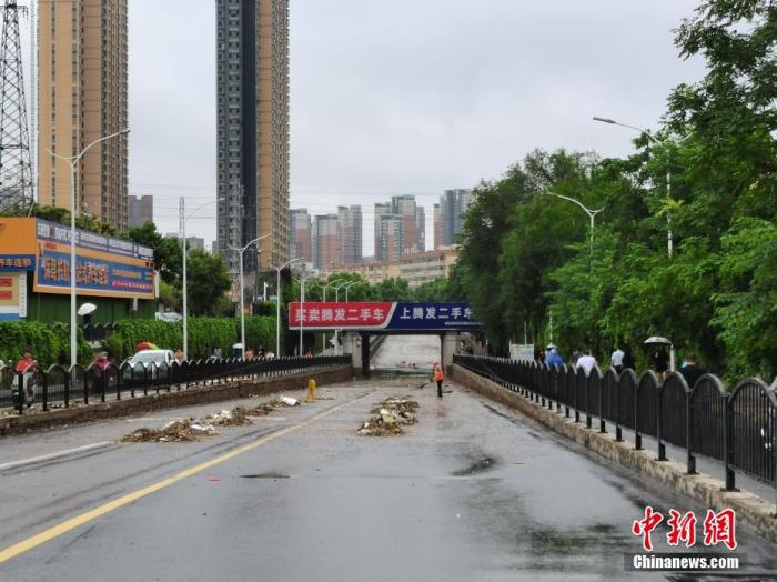 7月21日,河南,郑州暴雨第二日。图为洪水消退后的郑州街头。中新社记者 李贵刚 摄