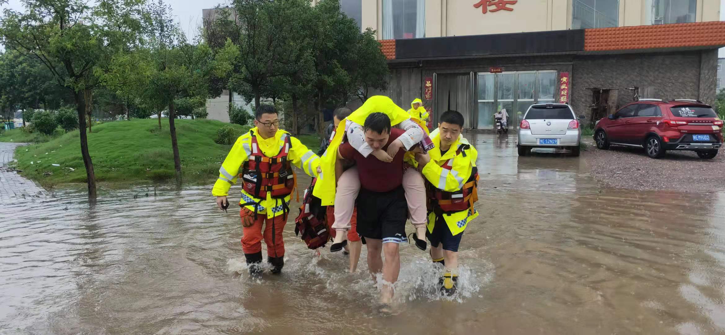 河南暴雨救援丨安阳一酒店断水断电致产妇婴儿被困已营救