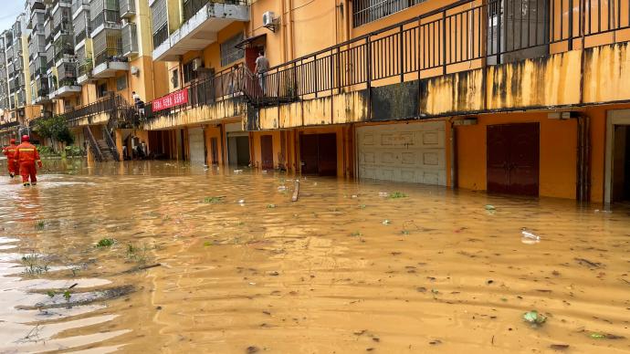 云南河口多地暴雨致城市内涝，多支消防力量前往救援