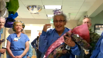 工作70余年，96岁美国“最年长”护士光荣退休