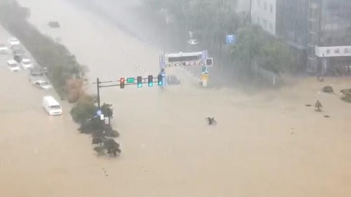 大学生视频记录郑州积水上涨过程：拍摄时看到人们之间的互助