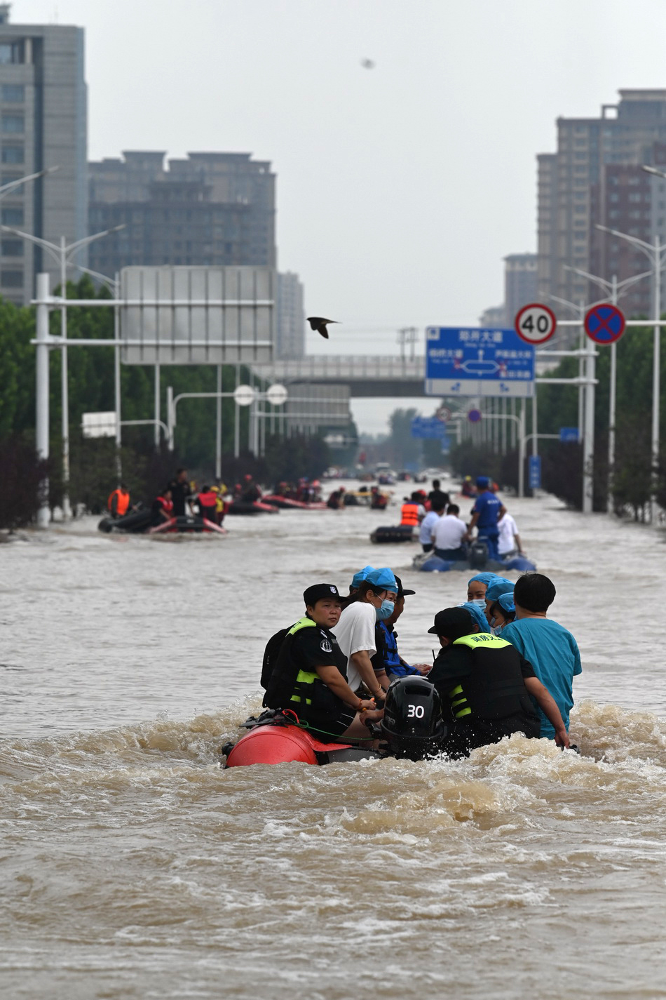 2021年7月22日,郑州市中牟县永顺路,救援艇载着病患与医护人员转移