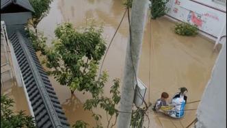 河南鹤壁暴雨，村干部：雨下了两天两夜，积水超1米