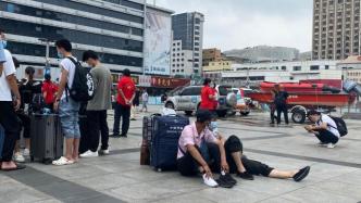 探暴雨后的郑州火车站：有旅客已滞留4天，志愿者免费发物资