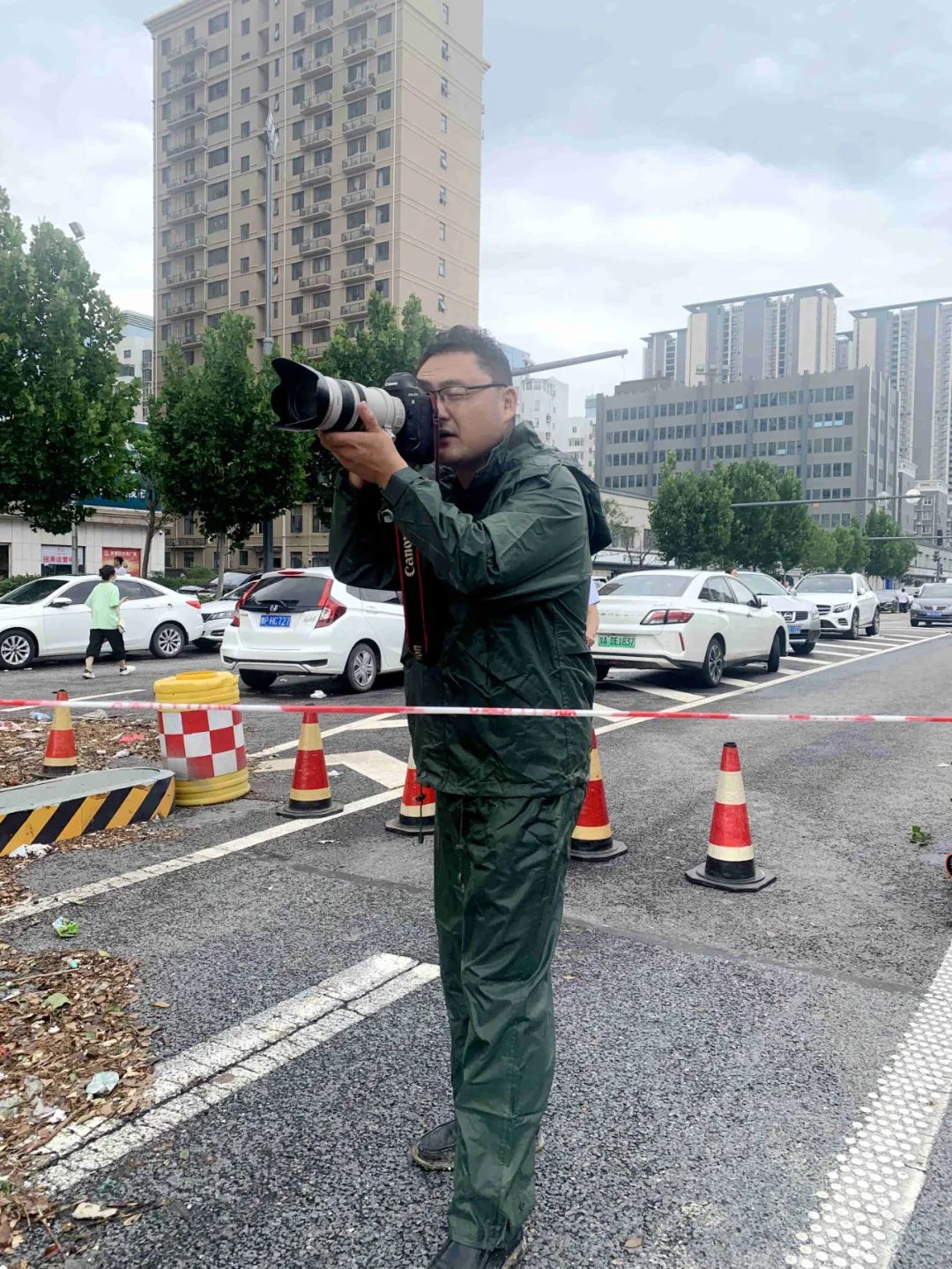 7月21日,人民网记者慎志远在郑州抢险救援现场拍摄。
