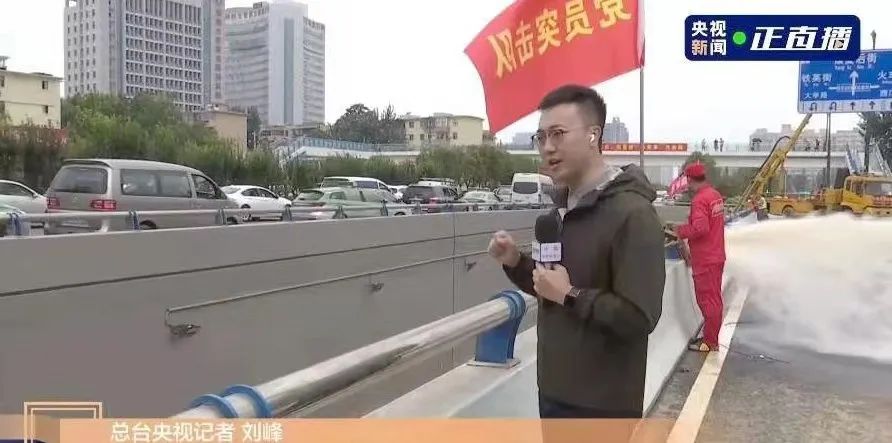 中央广播电视总台央视新闻记者刘峰在郑州街头采访。