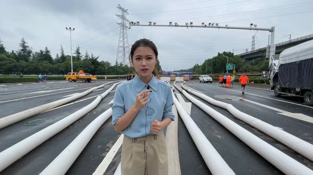 7月22日,闪电新闻记者王雨在河南郑州采访。