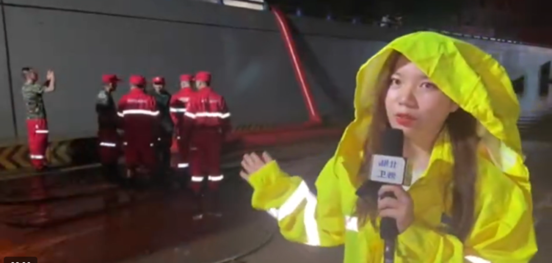 7月22日,湖北广播电视台融媒体中心记者王佳薇在郑州采访当地通宵抢排主干道积水情况。