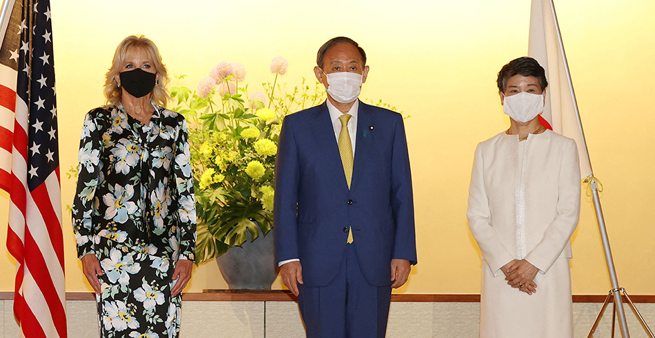 2021年7月22日，日本东京，日本首相菅义伟(中)和夫人菅真子会见美国第一夫人吉尔·拜登（左）。 人民视觉 图