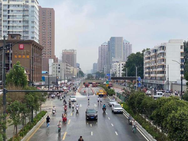 7月22日下午，郑州京广南路隧道抽排积水现场 来源：澎湃新闻记者 何楷 摄