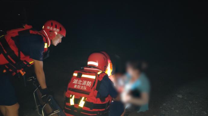 7人抓知了遇涨水被困江心孤岛，消防结绳救援