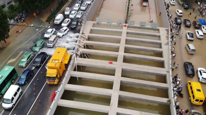 航拍郑州京广北路隧道：多台水泵持续抽水，积水逐步消退