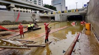 被暴雨淹没的郑州京广路隧道预计今日可完成抽水工作