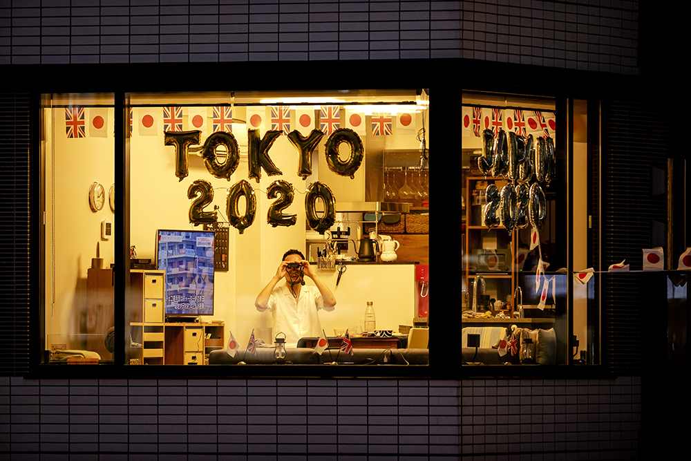 当地时间2021年7月23日，日本民众用多种装饰庆祝东京奥运会开幕。