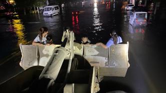 特写丨洪水围困卫辉：无奈的装载车司机和摸黑蹚水转移的市民