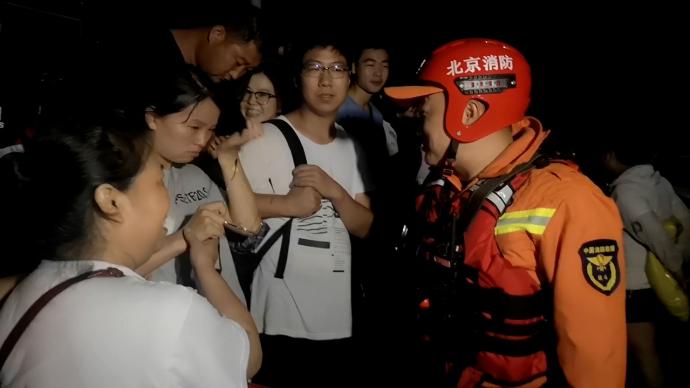 北京消防员安慰新乡被困小区居民：我们不走就是最大承诺